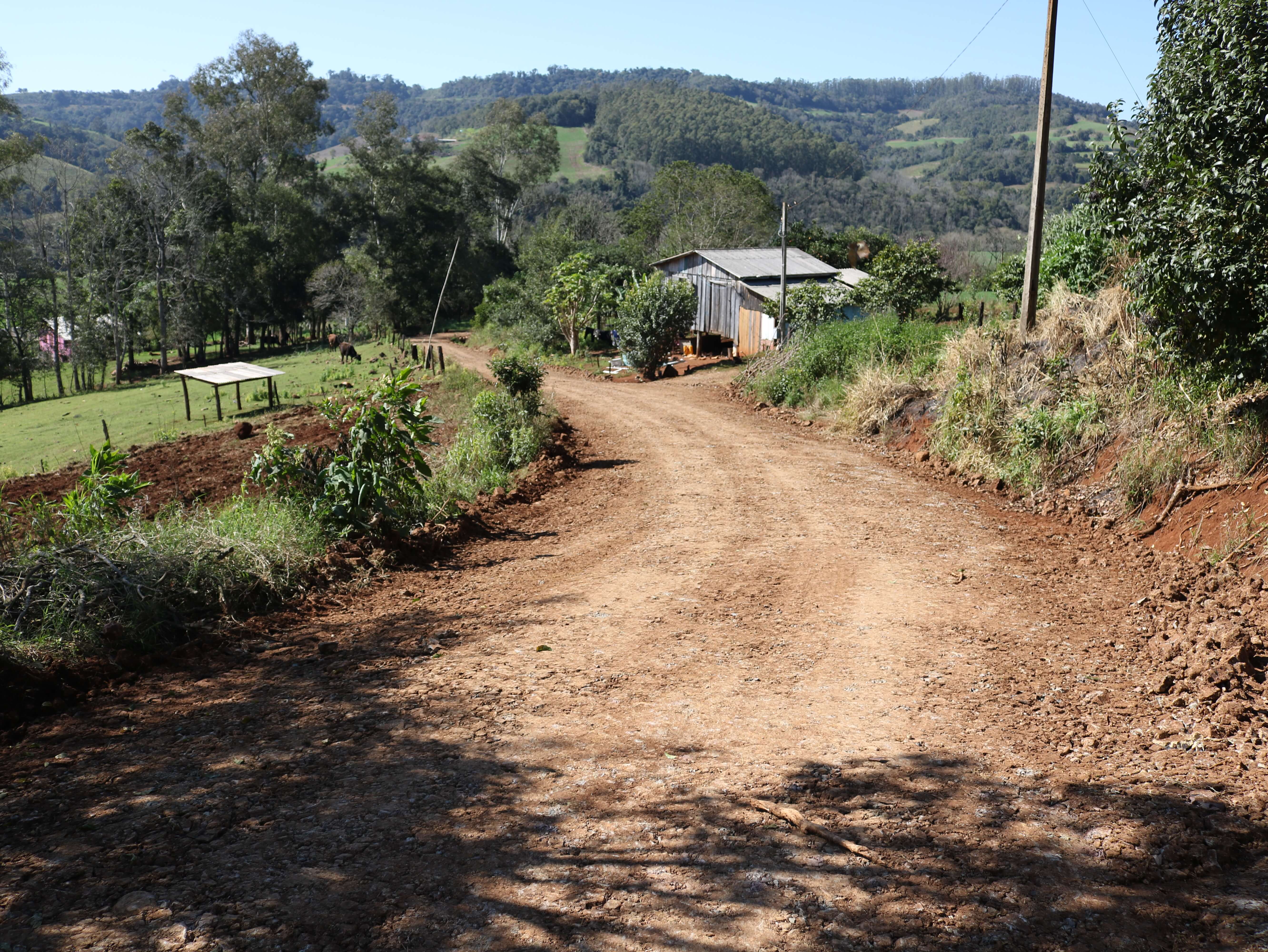 SECRETARIA DE OBRAS DE NOVO TIRADENTES REALIZA RECUPERAÇÃO E MANUTENÇÃO DAS ESTRADAS DO INTERIOR