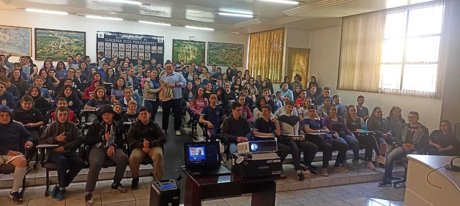 USO DE DROGAS FOI TEMA DE PALESTRA PROMOVIDA PELA SECRETARIA DE SAÚDE DE NOVO TIRADENTES