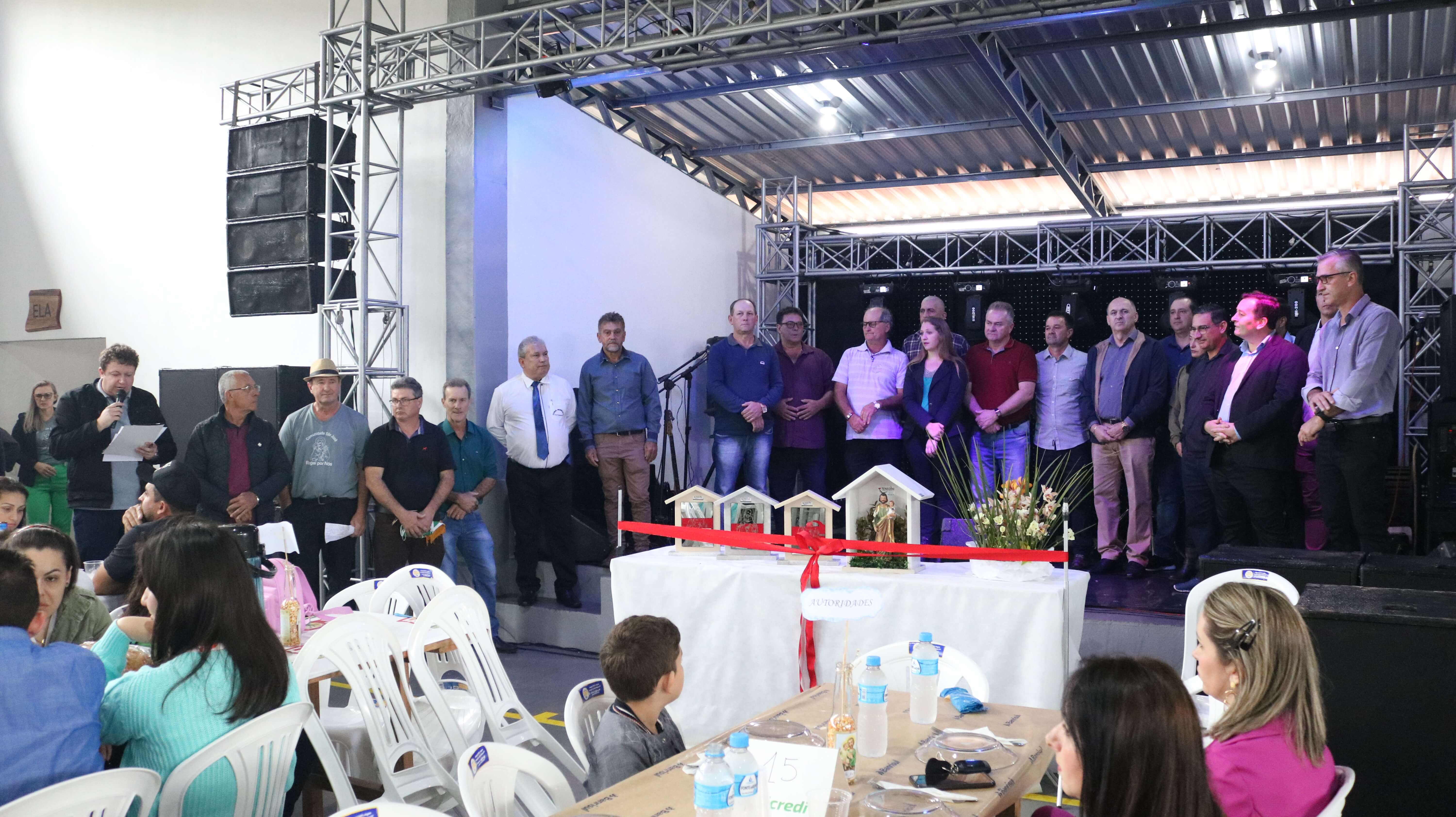 GINÁSIO DA LINHA SÃO JOSÉ DE NOVO TIRADENTES É INAUGURADO COM GRANDE FESTA