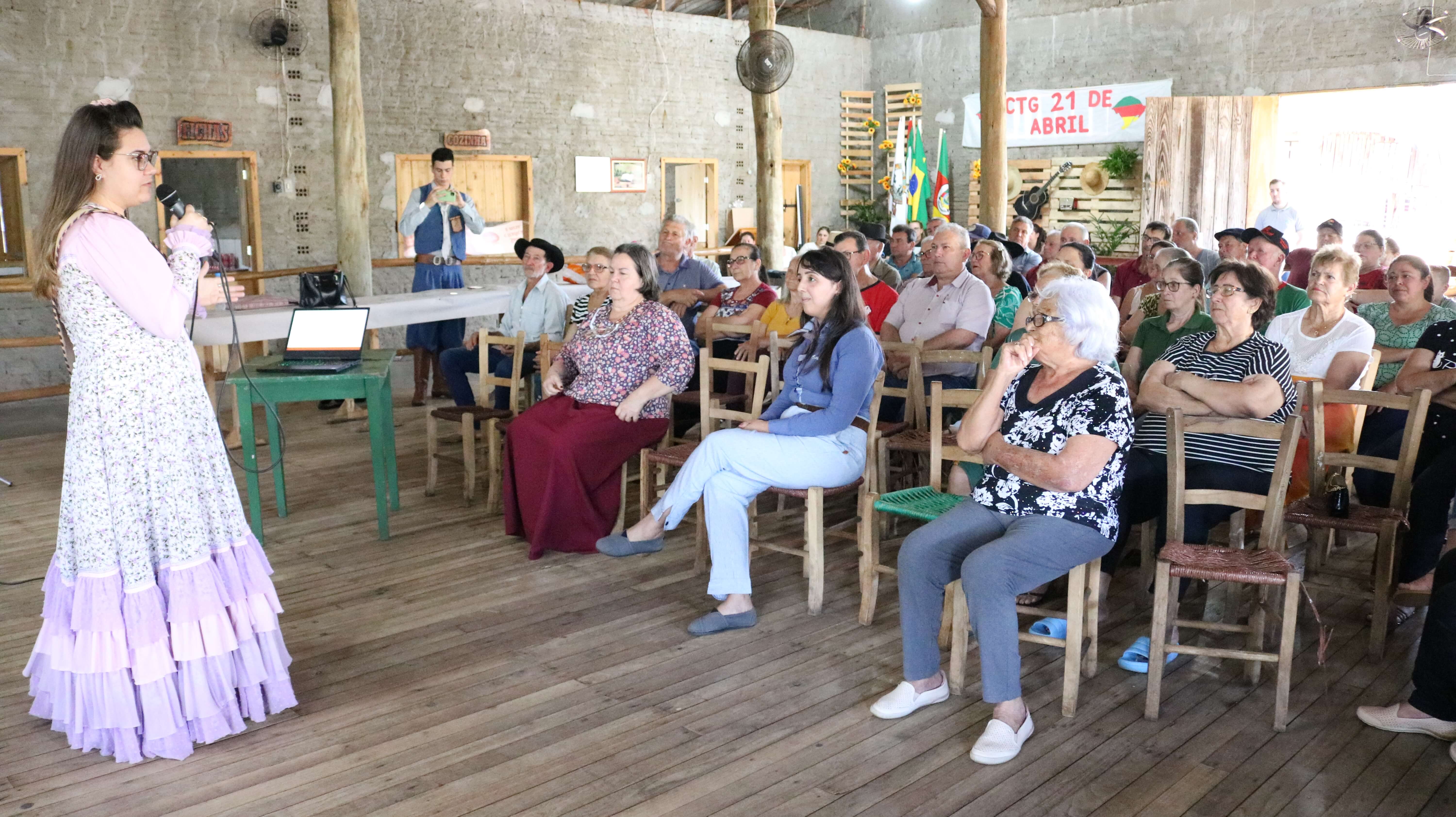 CULTURA GAÚCHA É TEMA DE PALESTRA PARA GRUPOS DE IDOSO ATENDIDOS PELO CRAS