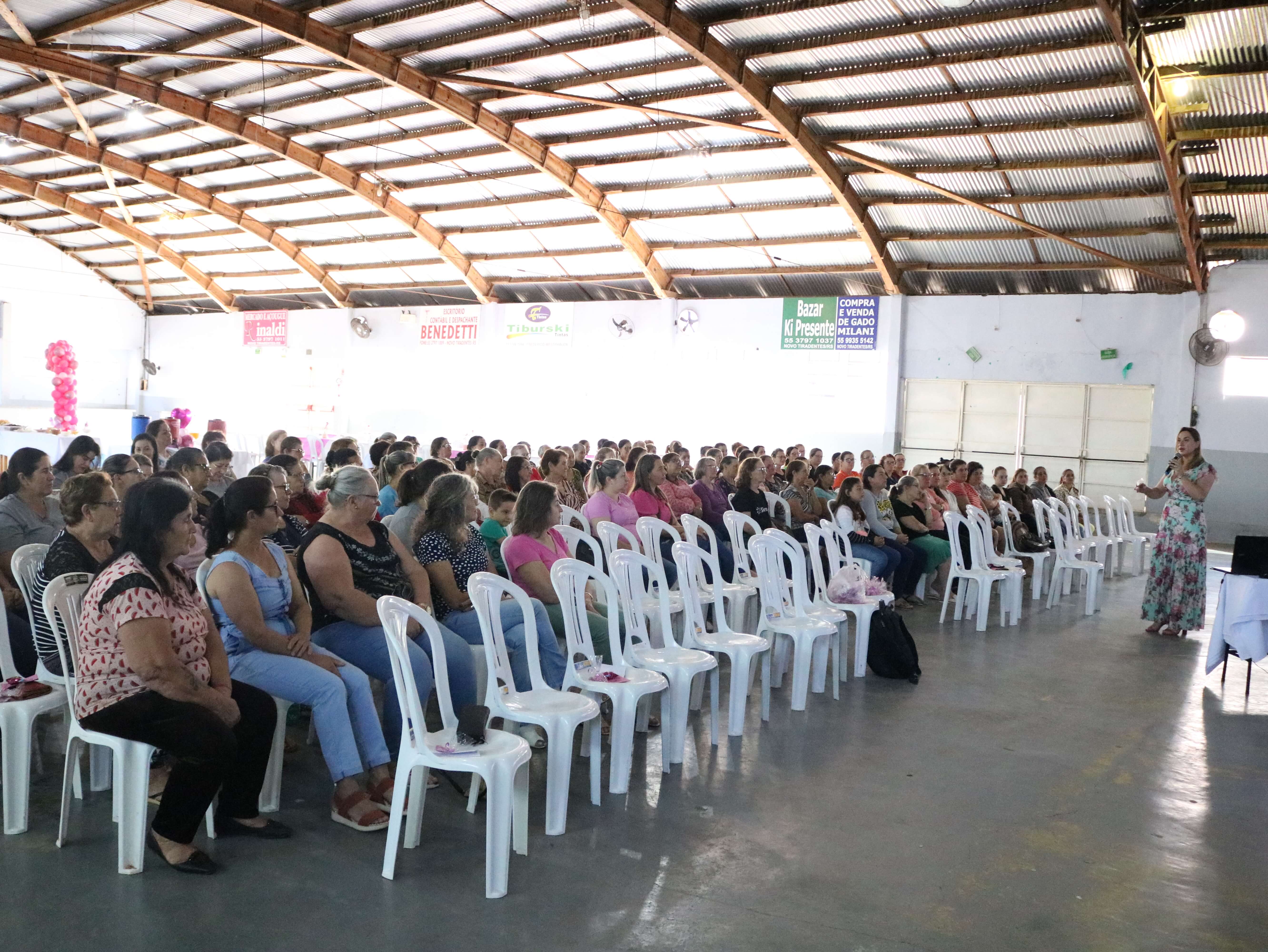 CAFÉ ROSA DA SAÚDE REÚNE MULHERES PARA FALAR SOBRE PREVENÇÃO AO CÂNCER DE MAMA EM NOVO TIRADENTES
