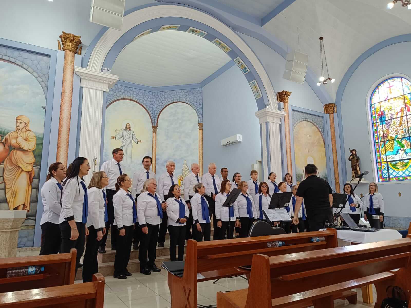 CORAL MUNICIPAL DE NOVO TIRADENTES ENCANTA EM APRESENTAÇÕES LOCAIS E REGIONAIS