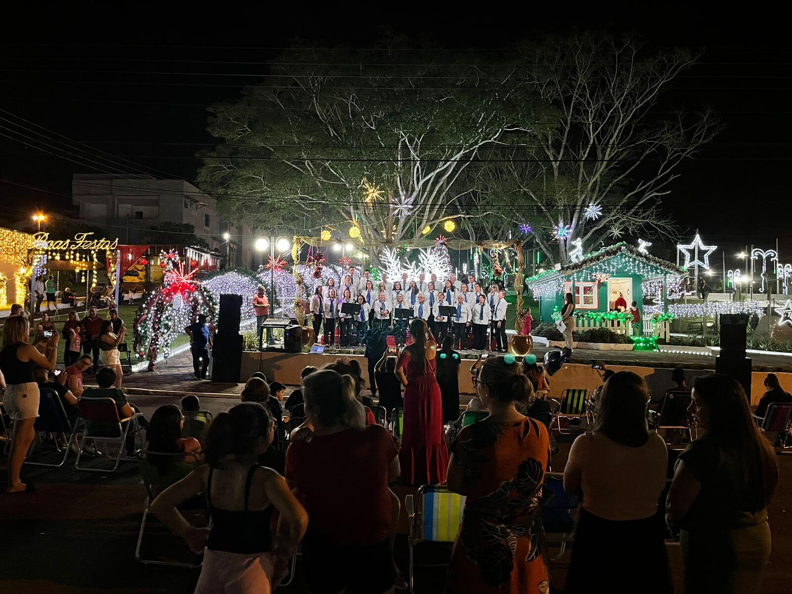 ABERTURA DAS FESTIVIDADES NATALINAS ACONTECEU EM NOVO TIRADENTES E ENCANTOU PÚBLICO PRESENTE