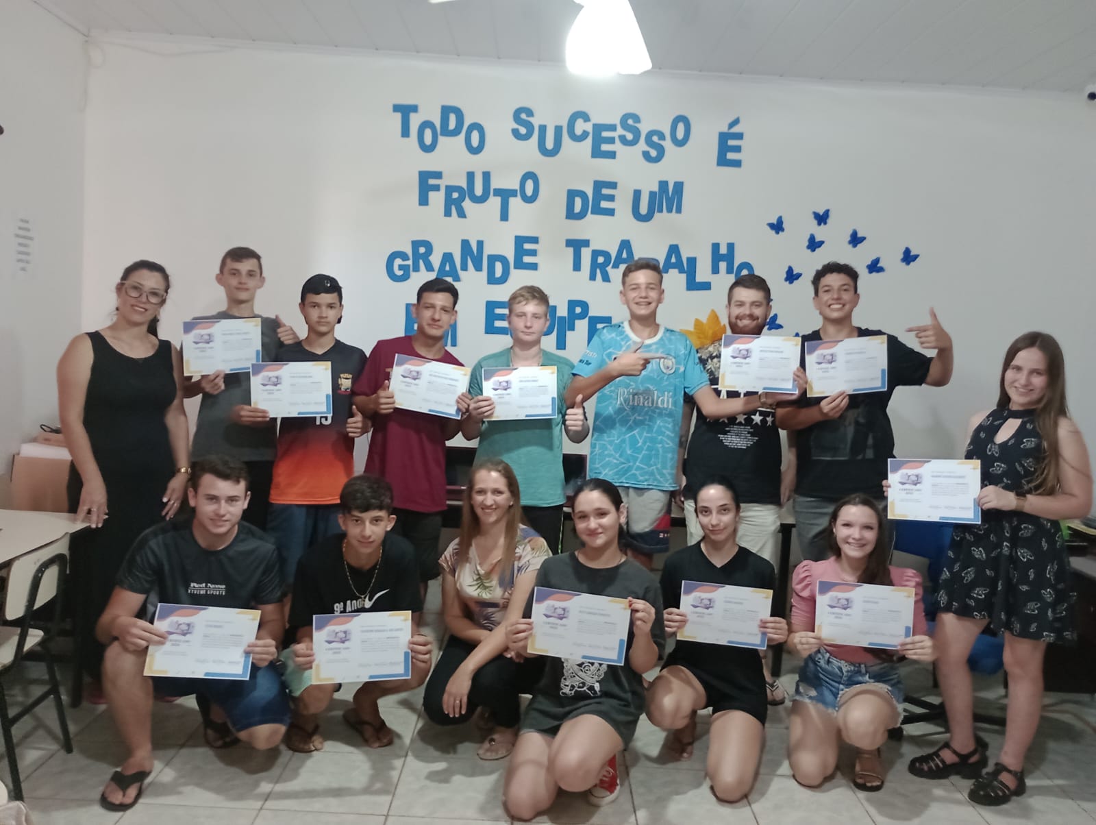 ALUNOS DA EMEF SÃO LUIS GONZAGA RECEBEM CERTIFICADO DE ENCERRAMENTO DO CURSO DE INFORMÁTICA BÁSICA