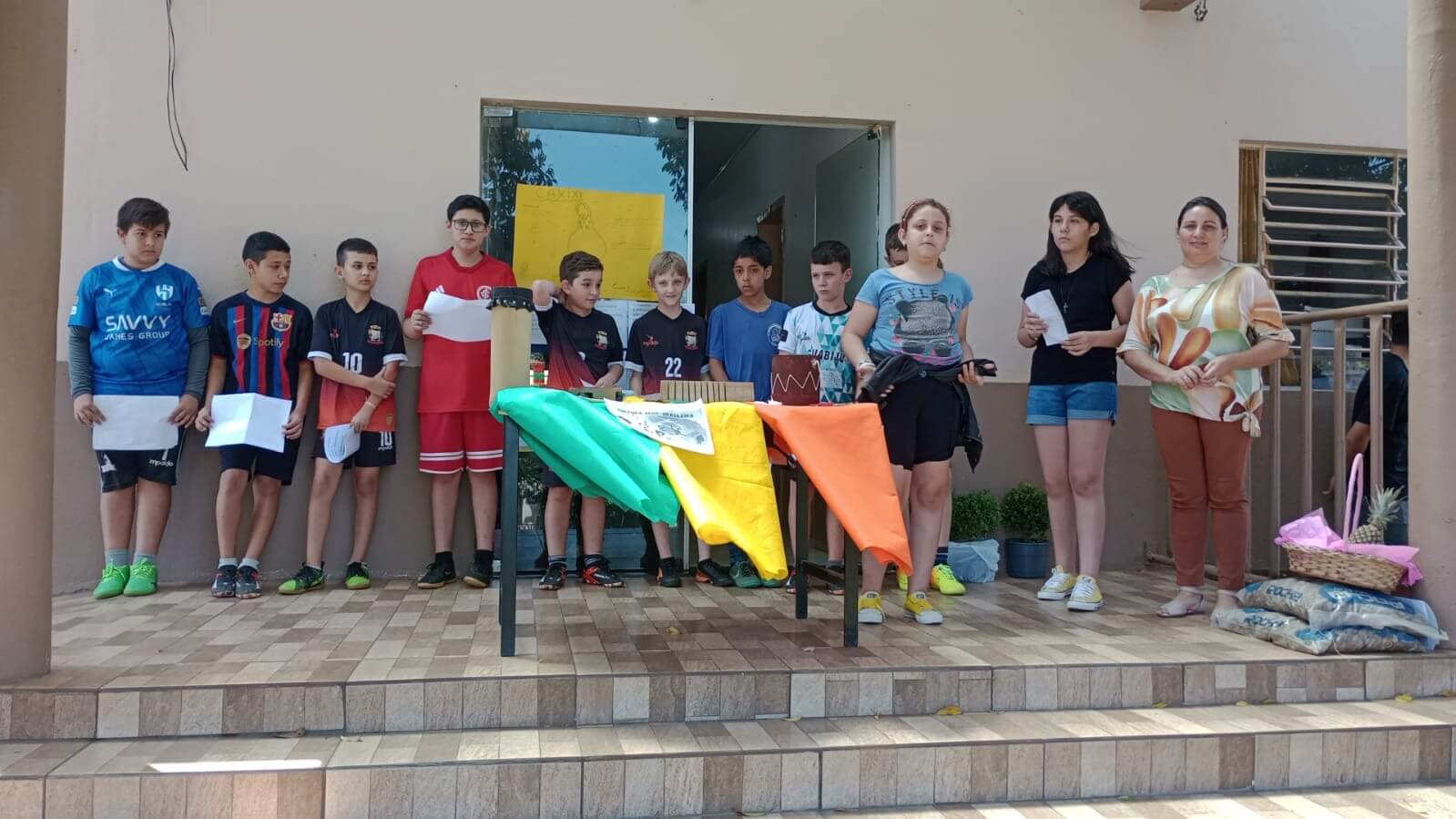 ALUNOS DO 6º E 9° ANOS DA ESCOLA SÃO LUIS GONZAGA APRESENTAM ATIVIDADES SOBRE CULTURA AFRO-BRASILEIRA