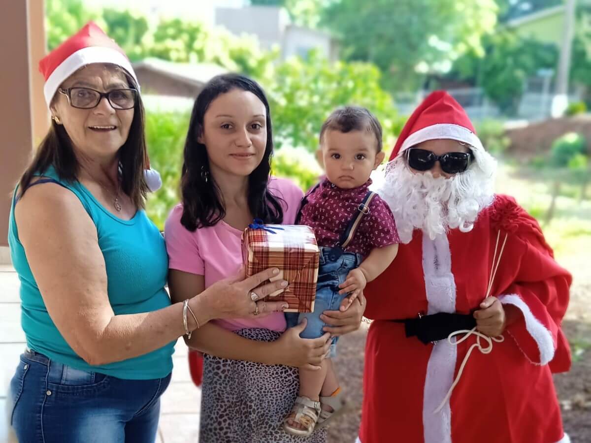 VISITADORES DO PIM E O PAPAI NOEL REALIZAM ENTREGA DE PRESENTES PARA CRIANÇAS ATENDIDAS PELO PROGRAMA