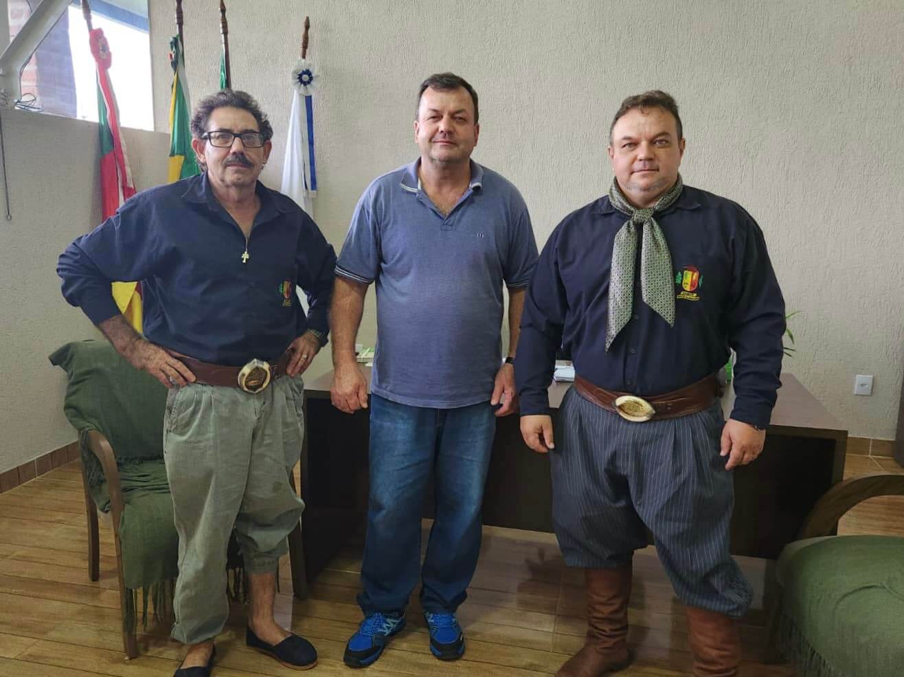 <p>CONFIRMADA A 13&deg; CAVALGADA NA TRILHA DOS SANTOS M&Aacute;RTIRES NO XIV CAF&Eacute; DE CAMBONA</p>