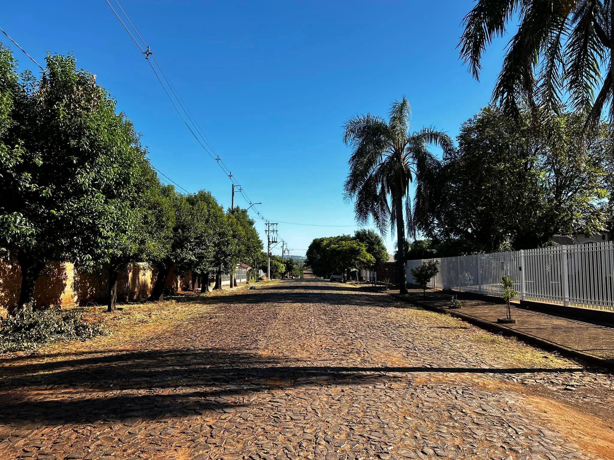 <p><strong>09 quadras em pavimenta&ccedil;&atilde;o asf&aacute;ltica no centro da cidade.</strong></p>
<p>&nbsp;</p>
