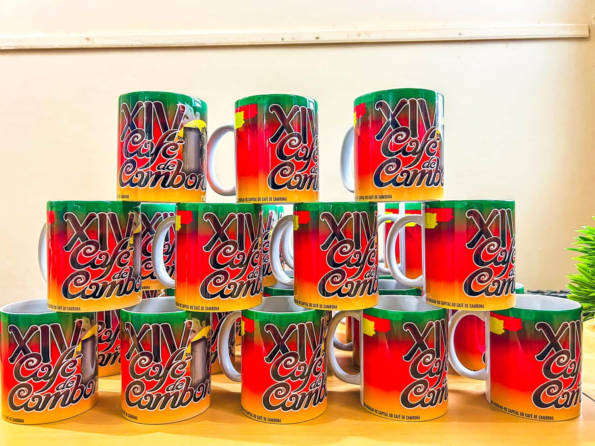 <p>ESCOLAS S&Atilde;O ISIDRO E CRIST&Oacute;V&Atilde;O DE MENDON&Ccedil;A IR&Atilde;O VENDER CANECAS NO XIV CAF&Eacute; DE CAMBONA</span></p>
