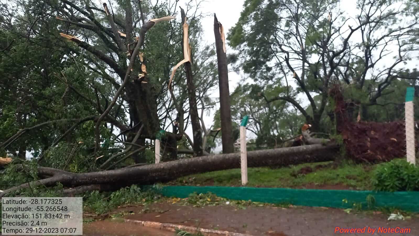 SÃO NICOLAU CONTINUA NA REORGANIZAÇÃO E RECUPERAÇÃO DOS ESPAÇOS PÚBLICOS APÓS TEMPORAIS DEVASTADORES, ALÉM DE EXCESSO DAS CHUVAS QUE CAUSAM GRANDES PREJUÍZOS EM ESTRADAS DO MUNICÍPIO