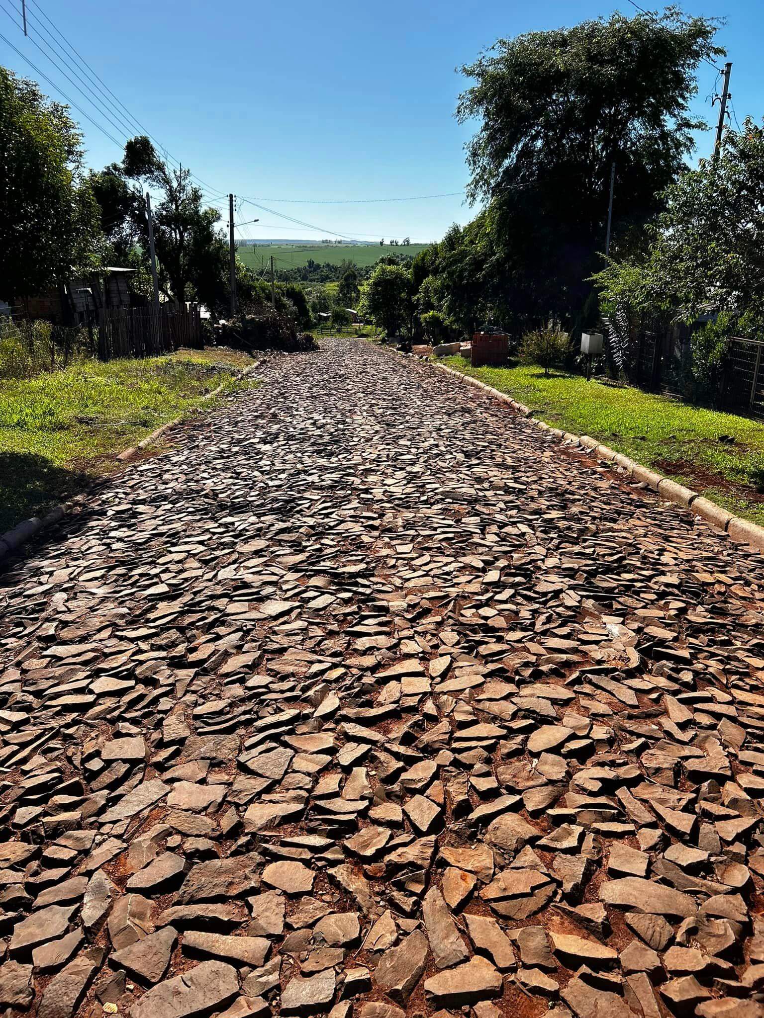 ADMINISTRAÇÃO MUNICIPAL INICIA OBRAS DE CALÇAMENTOS ATRAVÉS DO PROGRAMA DO FINISA