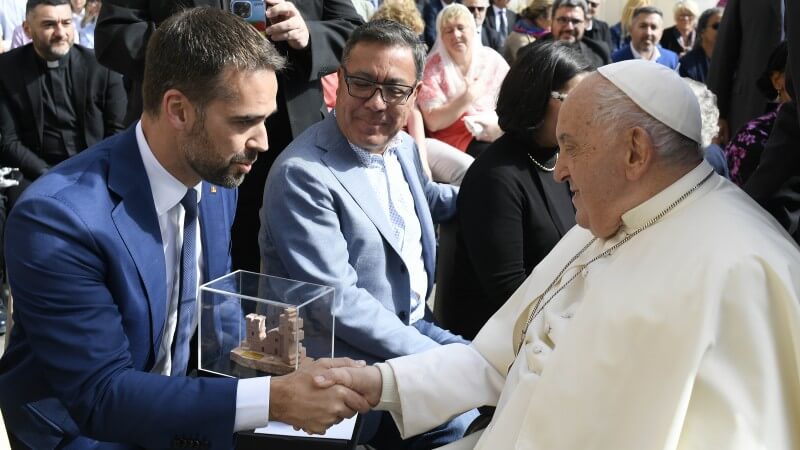 <p>ESCULTURA FEITA POR ARTISTA S&Atilde;O-NICOLAUENSE &Eacute; ENTREGUE PELO GOVERNADOR DO ESTADO DO RS AO PAPA NO VATICANO</p>