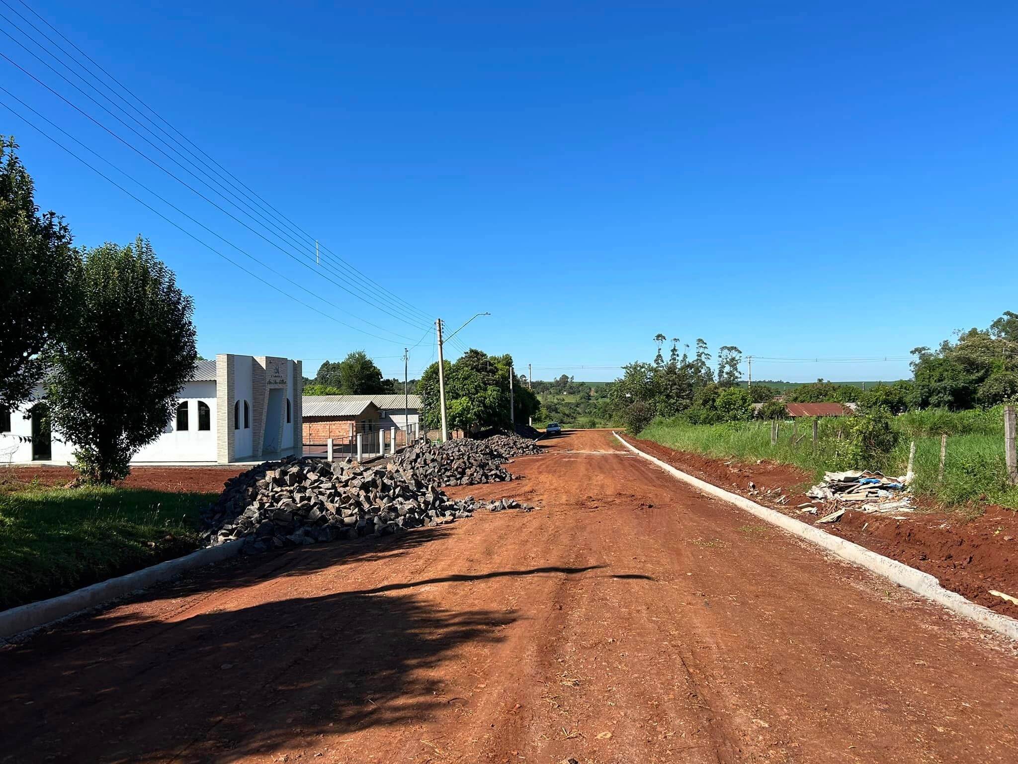 CALÇAMENTO ESTÁ SENDO FEITO NA RUA DÁRIO MACIEL