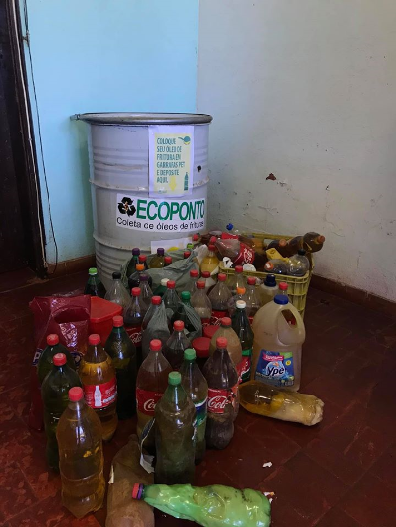 Litros de óleos de cozinha usado, deixado na Secretaria da Agricultura e Meio Ambiente