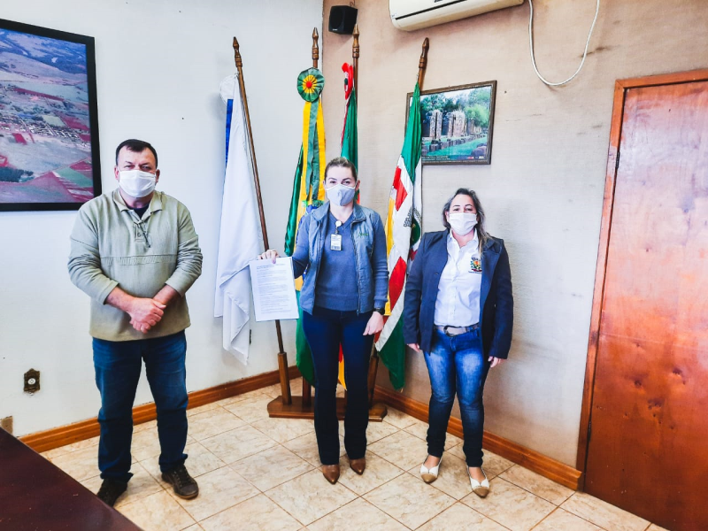 A SECRETARIA DE SAÚDE DE SÃO NICOLAU ATRAVÉS DA COOPERATIVA SICREDI, RECEBEU O VALOR DE R$ 28.051,56 DO FUNDO SOCIAL, REPASSANDO 50% DESTE VALOR PARA O HOSPITAL DE SÃO LUIZ GONZAGA.