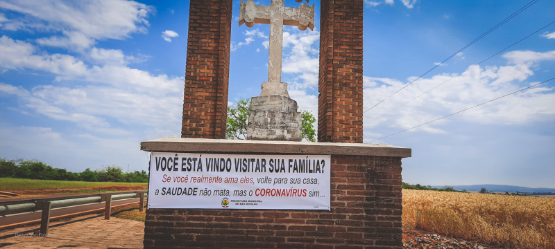 Município instala faixa na entrada da cidade