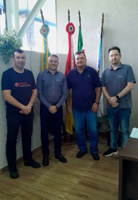<p>EXECUTIVO MUNICIPAL RECEBE A VISITA DO NOVO GERENTE DA SICREDI- QUE ASSUMIR&Aacute; A PARTIR DO DIA 02 DE JANEIROad</p>