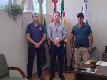<p>Prefeito e vice-prefeito de S&atilde;o Nicolau se re&uacute;nem com representante da RGE</p>