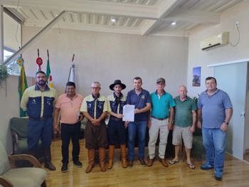 <p>LEGISLATIVO E EXECUTIVO REALIZA TERMO DE FOMENTO PARA O PIQUETE GARR&Atilde;O DO RIO GRANDE ADQUIRIR GERADORES PARA O PR&Oacute;XIMO RODEIO&nbsp;</p>