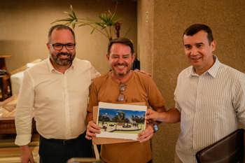 <p>PREFEITO DE S&Atilde;O NICOLAU ENTREGA PROJETO DO PORTO DE SANTO ISIDRO AO GOVERNO DO ESTADO NO EVENTO EM XANGRI-L&Aacute;</p>
