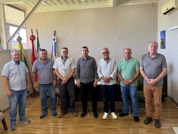<p>Presidente da Coopatrigo realiza visita ao Prefeito de São Nicolau Rafael Godois</p>