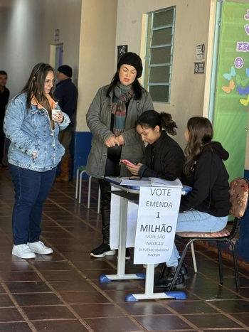 <p>Funcion&aacute;rios da Escola Padre Crist&oacute;v&atilde;o de Mendon&ccedil;a realizam mutir&atilde;o para vota&ccedil;&atilde;o de emenda parlamentar de R$ 1 milh&atilde;o</p>