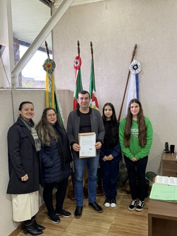 <p>Alunos da Primeira Turma do Tempo Integral da Escola Estadual Maria Seggiaro Hoffmann visitam o Gabinete do Prefeito Rafael Godois</p>