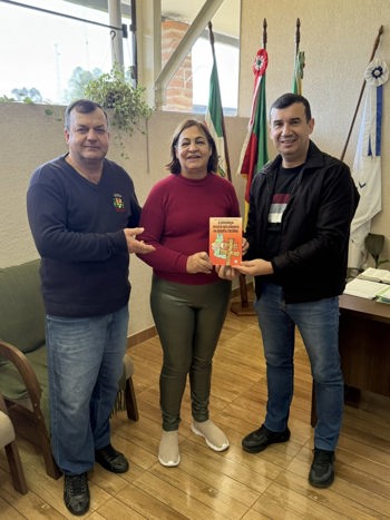 <p>S&atilde;o Nicolau recebe doa&ccedil;&atilde;o do livro "A Presen&ccedil;a Jesu&iacute;tica Missioneira na Quarta Col&ocirc;nia", de Maria Gomes Bartz</p>