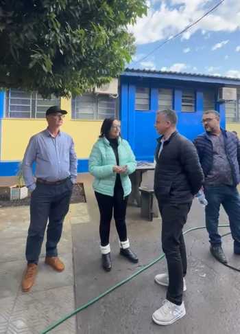 <p>Em visita a S&atilde;o Nicolau, deputado Tiago Cado viabiliza o processo para in&iacute;cio das reformas da Escola Maria Seggiaro Hoffmann</p>