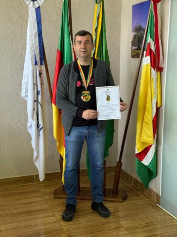 <p>Prefeito Rafael Godois e Soldado Sidinei Fernandes recebem Comenda &ldquo;Coronel Justino&rdquo; durante a Expo S&atilde;o Luiz</p>