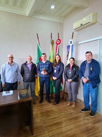 <p>Extensionista da Emater recebe nova colega de trabalho e apresenta a profissional ao prefeito de S&atilde;o Nicolau</p>