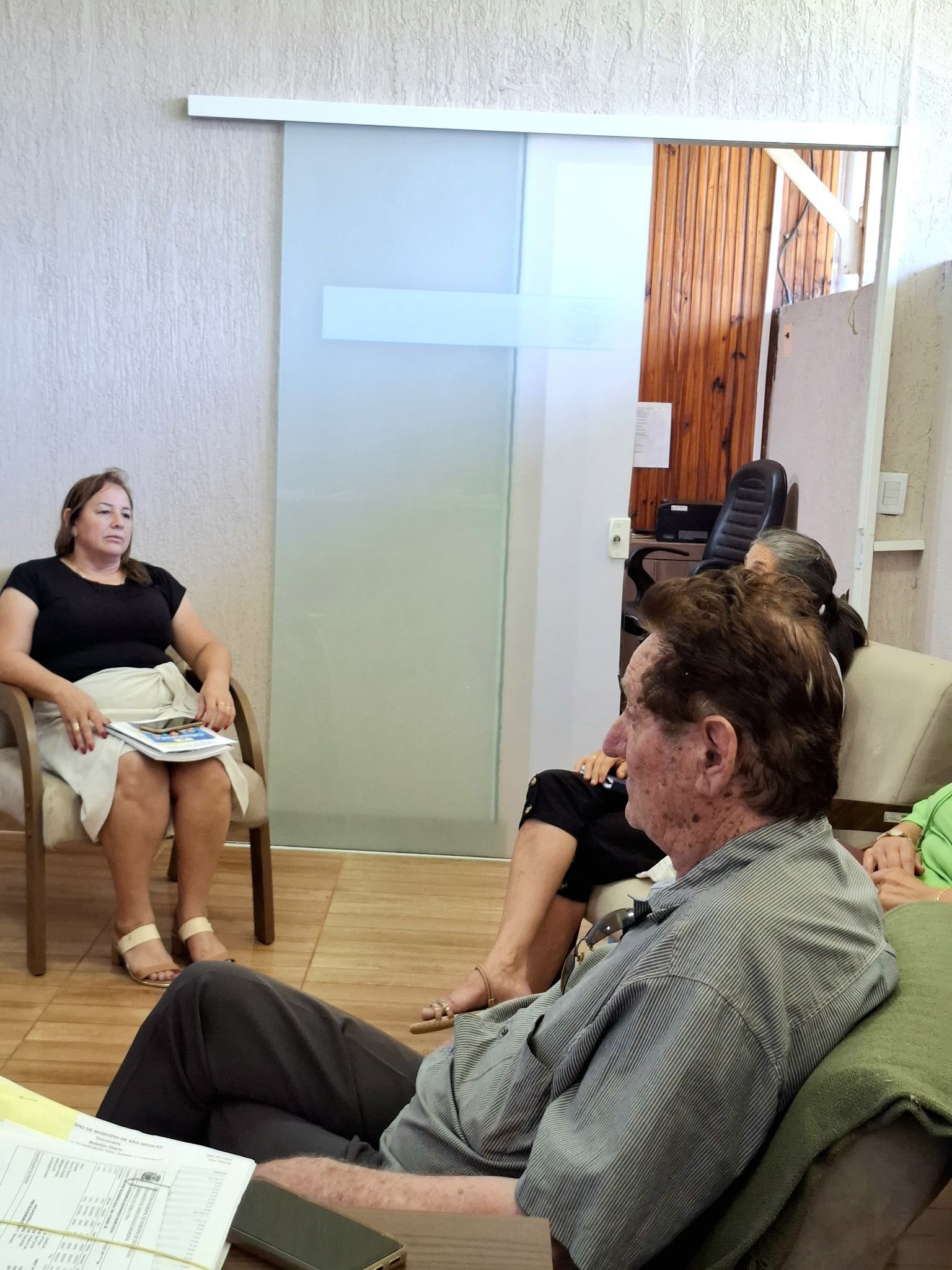 <p>Representantes da Terceira Idade participam de reuni&atilde;o no gabinete do prefeito para tratar de demandas do setor</p>