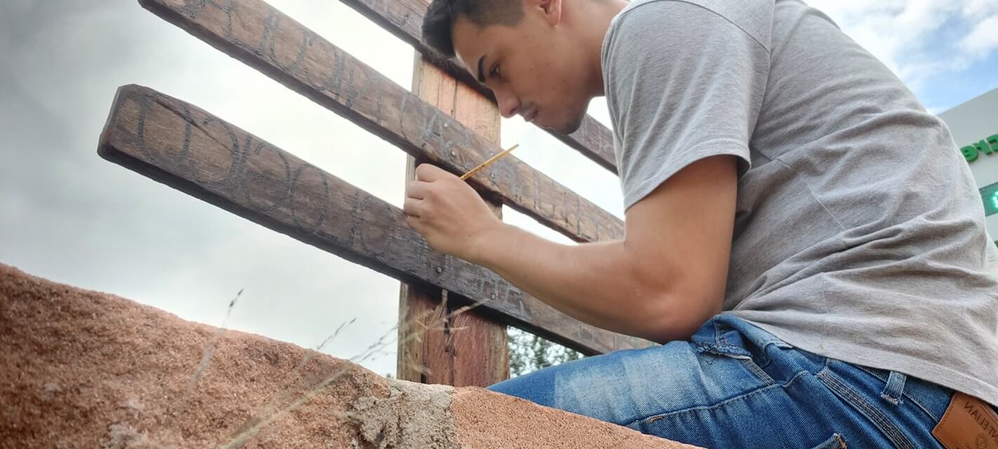 A Administração Municipal realizou pintura de placa.