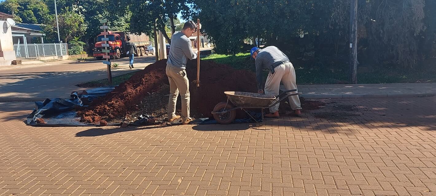 ADMINISTRAÇÃO MUNICIPAL REALIZA ATERRO EM LIXEIRAS E FLOREIRAS, PARA CONTER A DENGUE, CHIKUNGUNYA E ZIKAVIRUS.