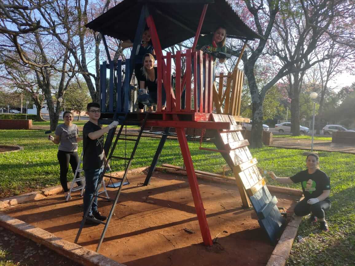 COLABORADORES DA SICREI REALIZAM PINTURA EM PARQUE INFANTIL 