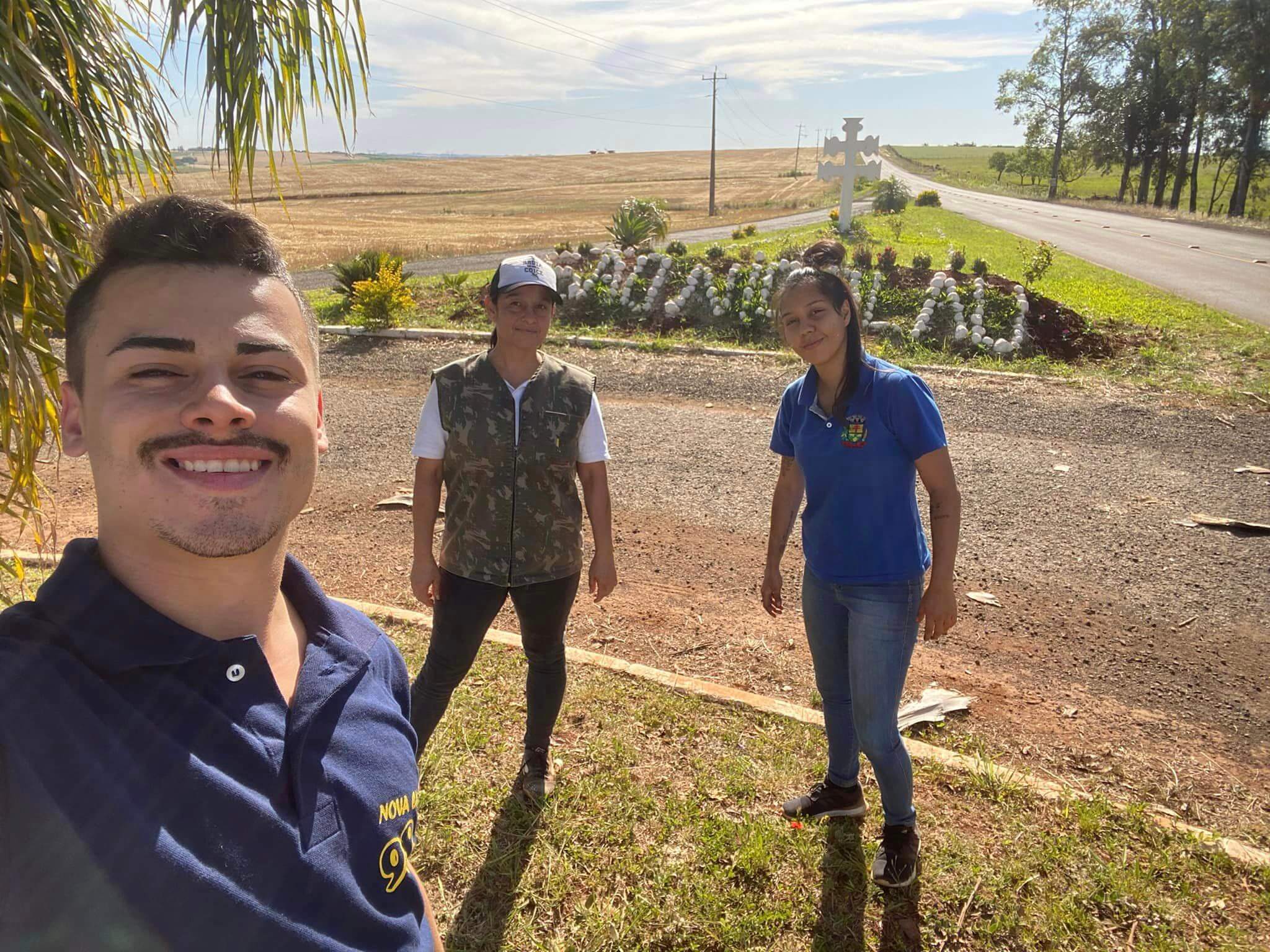 A Administração Municipal através da Secretaria de Saúde - Setor de Endemias - Dengue e Secretaria Agricultura e Meio Ambiente, realizaram o plantio de flores no trevo de acesso ao município.
