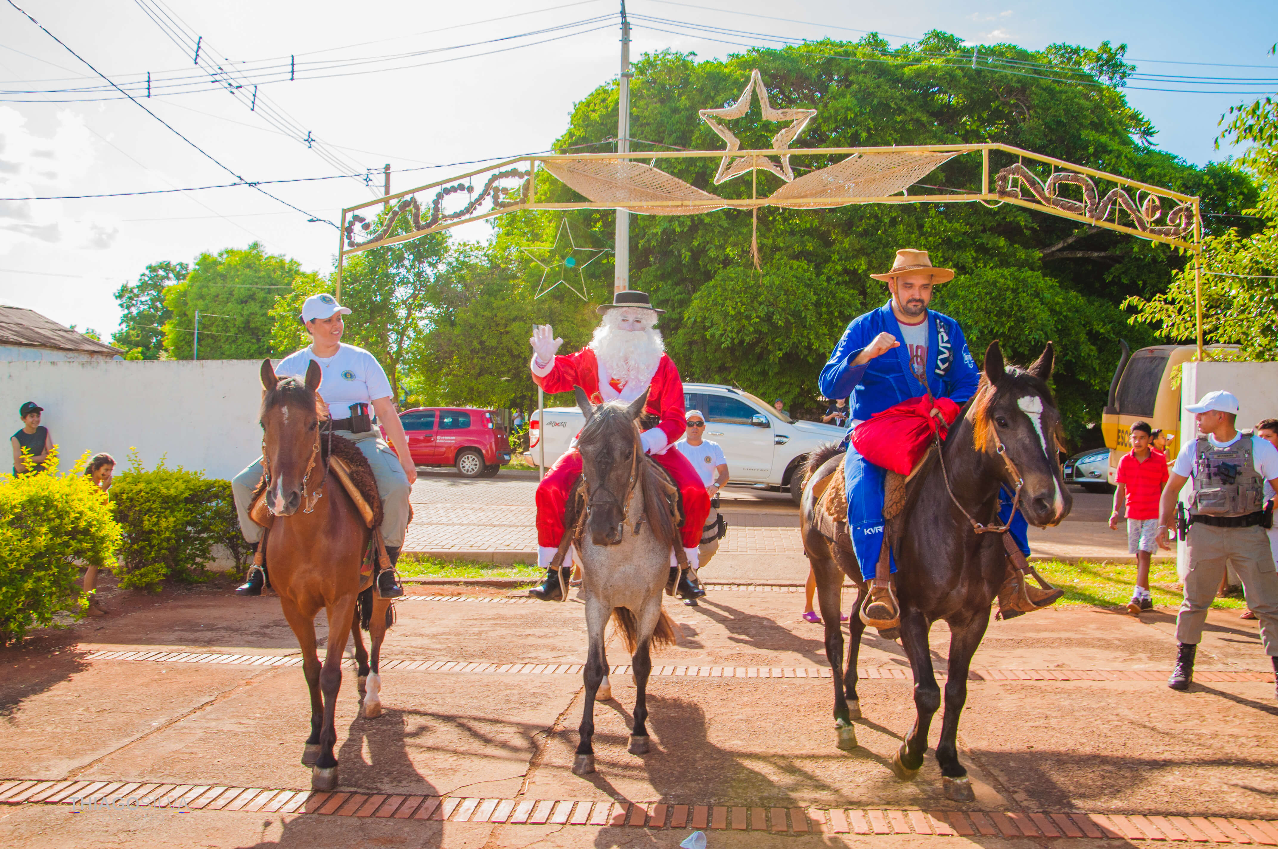EVENTO NATALINO DISTRIBUIU NESTE DOMINGO, MAIS DE 800 BRINQUEDOS