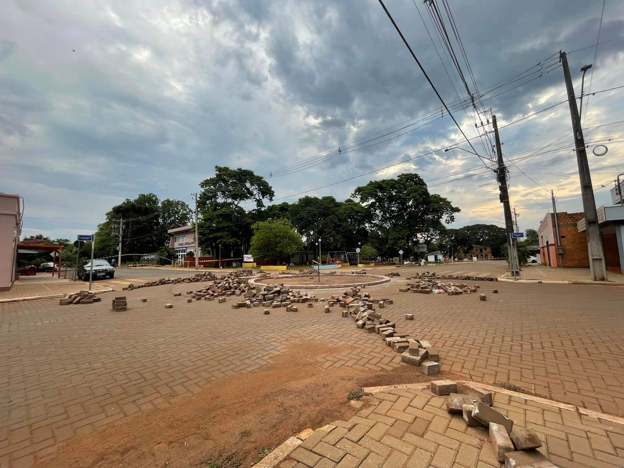 MUNICÍPIO DE SÃO NICOLAU INICIA OBRAS DE INSTALAÇÃO DE RÓTULAS NO CENTRO DA CIDADE.