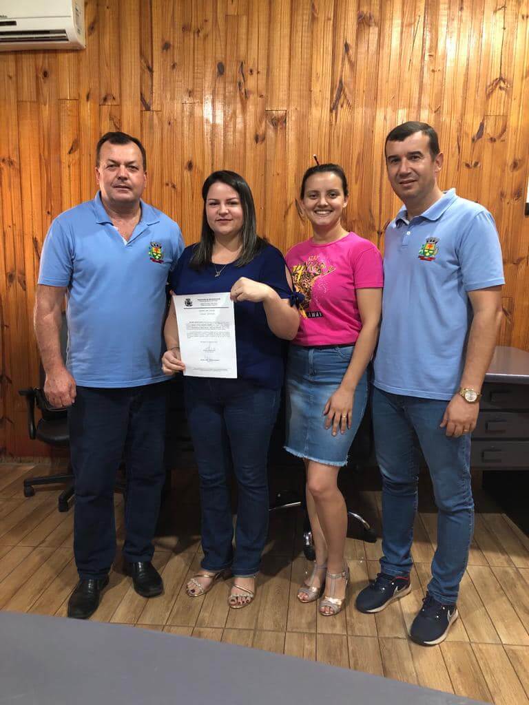ADMINISTRAÇÃO MUNICIPAL REALIZA POSSES DE PROFESSORES APROVADOS NO CONCURSO PÚBLICO PARA A SECRETARIA DE EDUCAÇÃO E CULTURA.
