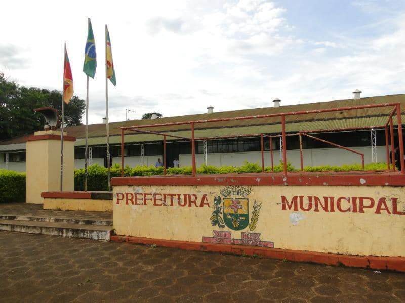 ANTES E DEPOIS PRÉDIO DA PREFEITURA