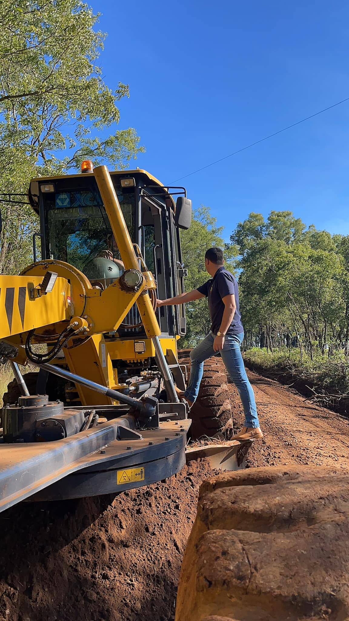 SECRETARIA DE OBRAS E TRÂNSITO REALIZA REPAROS EM ESTRADAS NOS INTERIORES DO MUNICÍPIO
