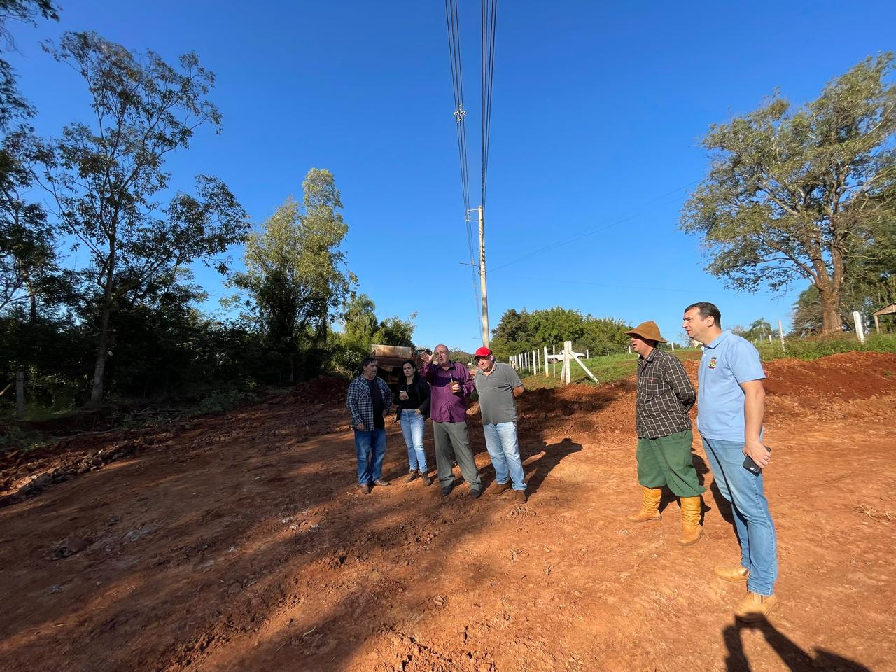 SEGUEM AS OBRAS DE CALÇAMENTO DA VILA JAURI