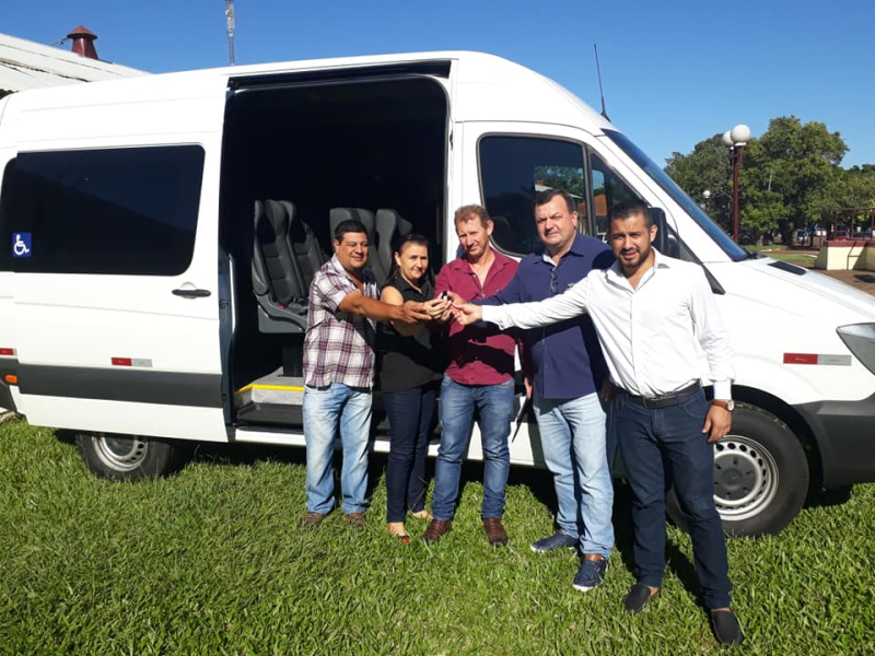 PREFEITURA RECEBE VAN 0 KM