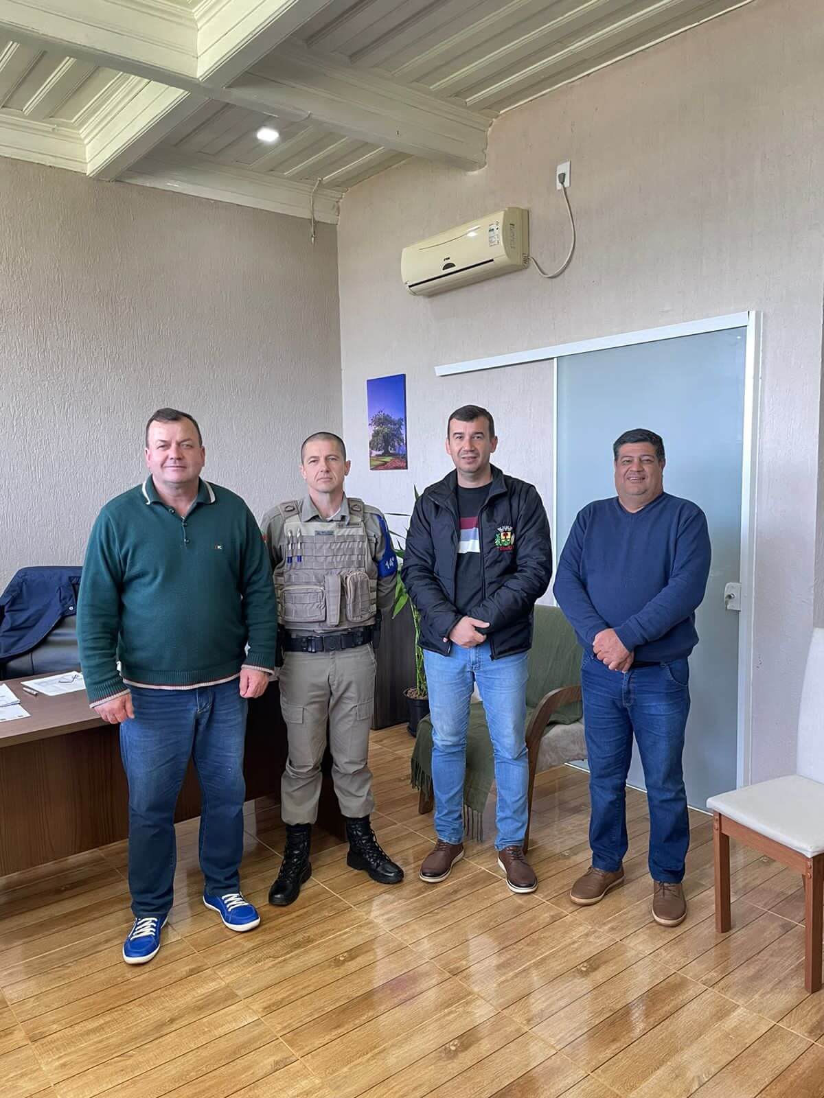 NOVO COMANDANTE DA BRIGADA MILITAR DE SÃO NICOLAU VISITA O GABINETE DO PREFEITO