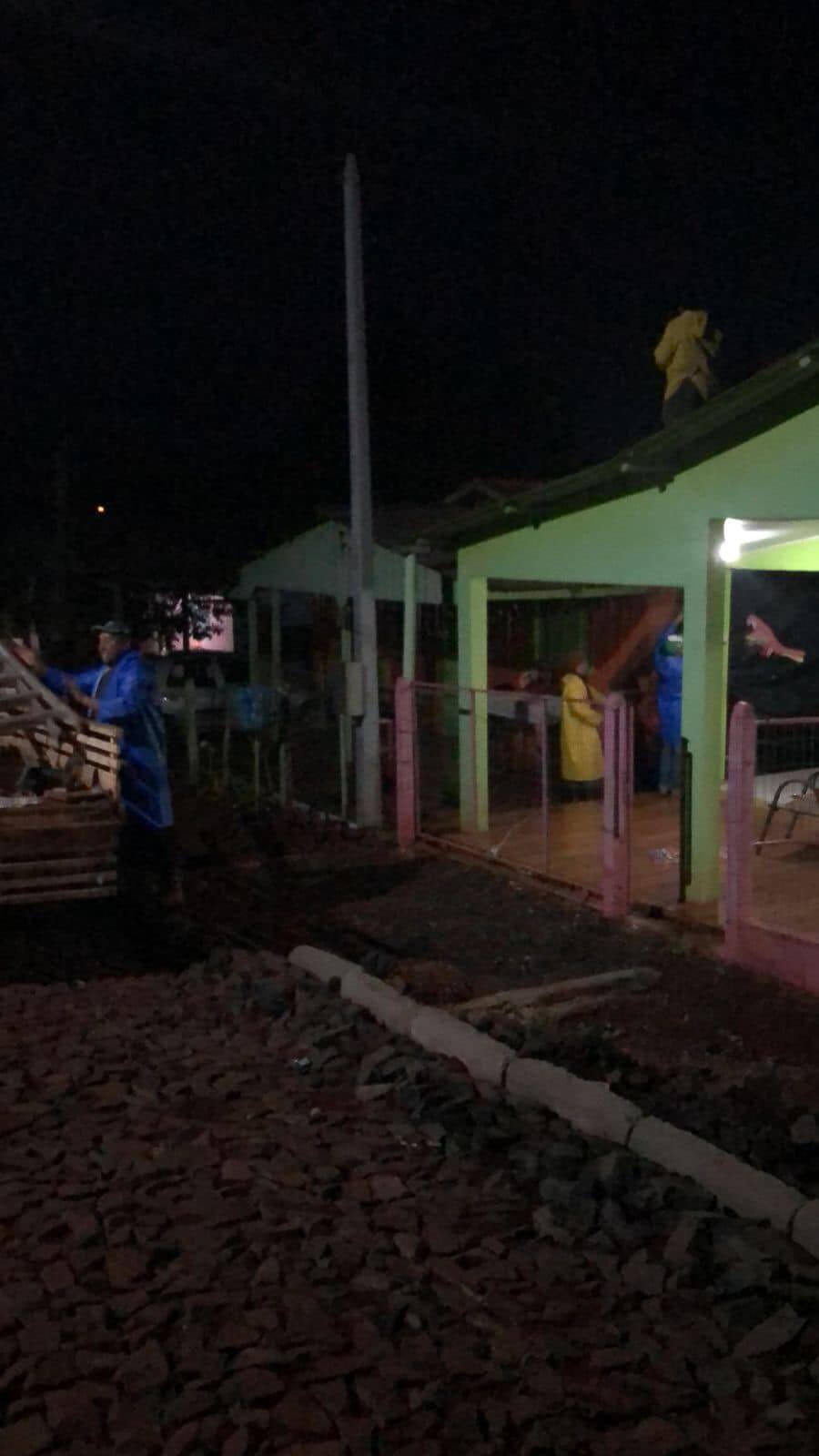 APÓS GRANIZO, MESMO DE NOITE A ADMINISTRAÇÃO MUNICIPAL CONTINUA REPAROS EM RESIDÊNCIAS AFETADAS