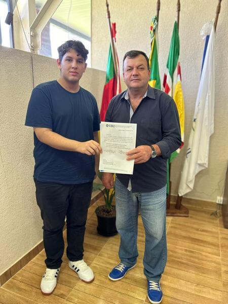 SÃONICOLAUENSE E ESTUDANTE DE DIREITO DA URI SÃO LUIZ REALIZA CONVITE AO GABINETE DO PREFEITO RICARDO KLEIN