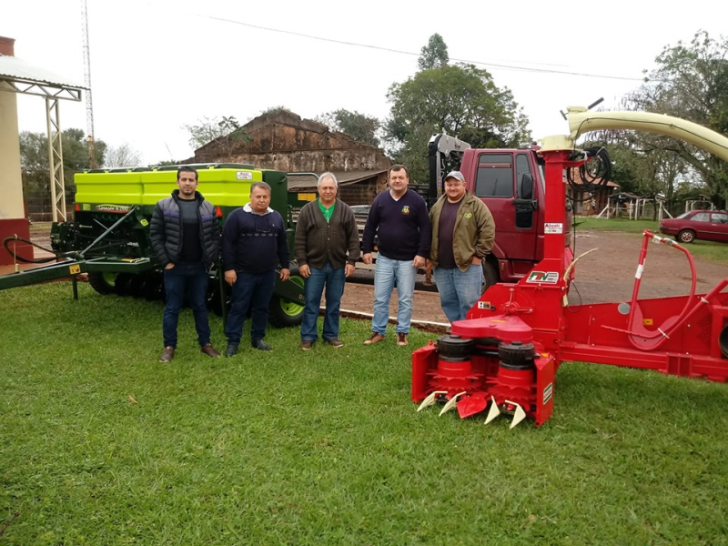 Administração Municipal recebe máquinas para patrulha agrícola do município.