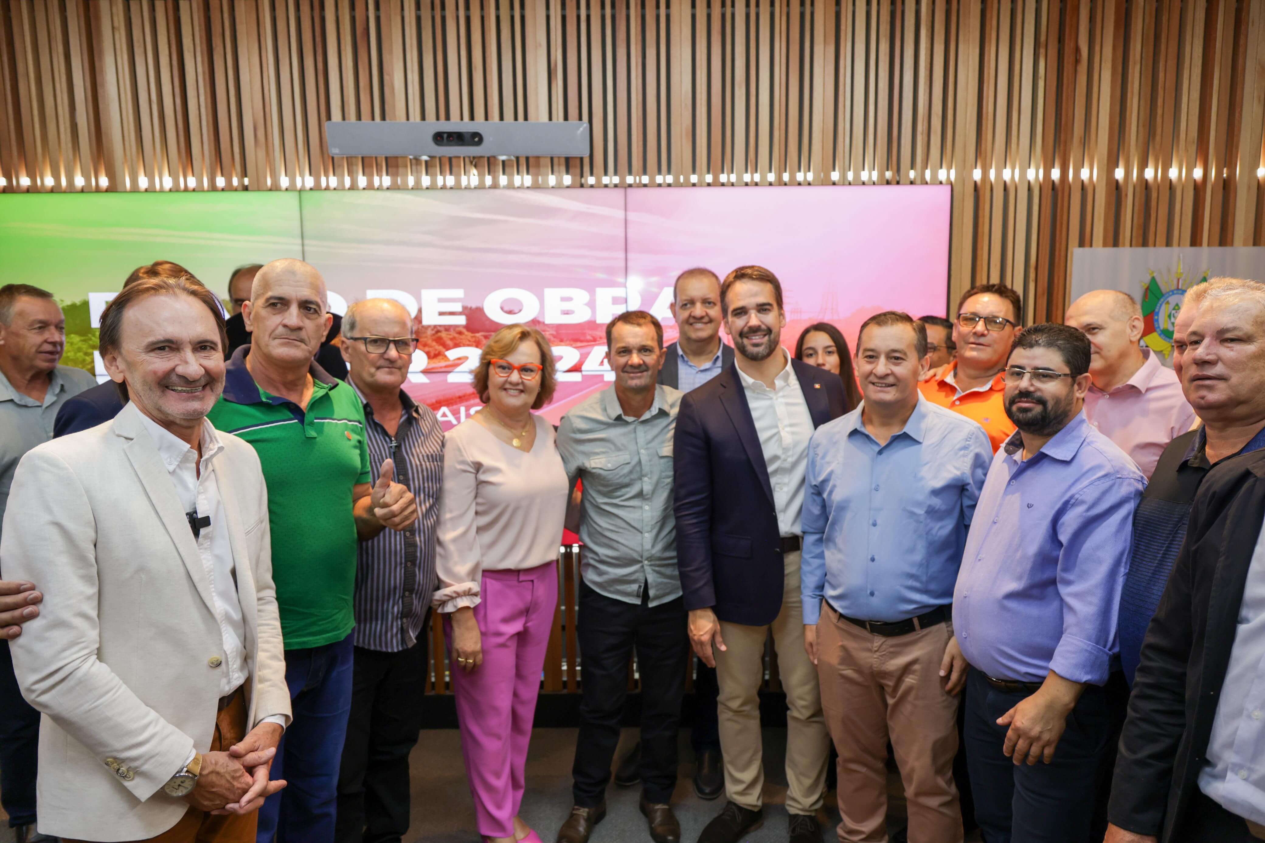 <p style="text-align: justify; background: white;"><strong><span style="font-size: 14.0pt; font-family: 'Arial',sans-serif; color: black;">Assinada a ordem de in&iacute;cio para obra de pavimenta&ccedil;&atilde;o asf&aacute;ltica da liga&ccedil;&atilde;o entre Pinhal e Novo Tiradentes </span></strong></p>