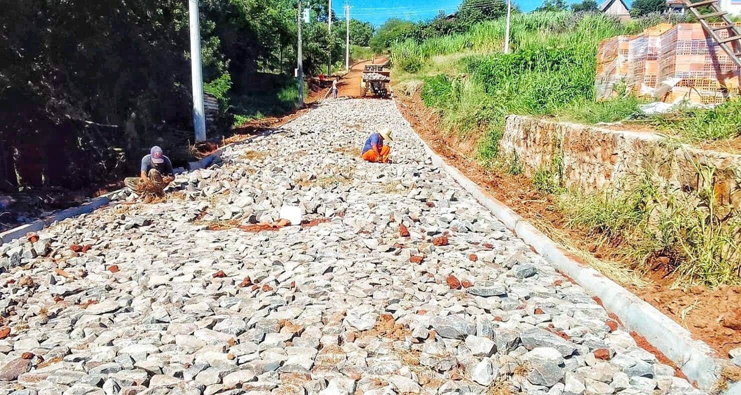CALÇAMENTO NO BAIRRO PHILIPPSEN 