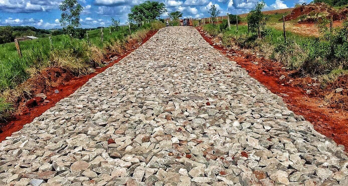 CALÇAMENTO EM LINHA REVOLTA